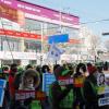 -12월 7일 오후 경기도교육청 앞에서 열린 ‘2018 임금투쟁승리 총파업대회’를 마친 노동자들이 수원 일대를 행진하고 있다