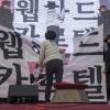 -12월 22일 오후 서울 광화문광장에서 열린 ‘6차 편파판결, 불법촬영 규탄 시위’에서 참가자들이 ‘웹하드 카르텔’을 규탄하는 퍼포먼스를 하고 있다.