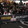 -‘故 김용균 2차 범국민 추모제’를 마친 참가자들이 청와대 앞까지 행진을 하고 있다.