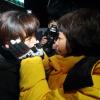 -故 김용균 씨의 어머니 김미숙 씨가 세월호 유가족들로부터 포옹과 함께 위로 받고 있다.