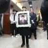 -2월 9일 새벽 서울대병원 장례식장에서 고 김용균 씨의 발인이 엄수되고 있다.
