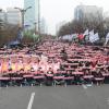 -3월 6일 오후 민주노총 노동자들이 서울 여의도 국회 앞에서 탄력근로제 단위기간 확대와 노동법 개악 저지를 위한 총파업 대회를 열고 있다.