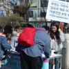 -공동행동 집회 참가자들이 80일째 인천국제공항에 구금되어 있는 루렌도 가족의 입국과 체류 허가를 촉구하는 서명에 동참하고 있다.
