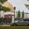 -총격 사건이 벌어진 뉴질랜드 크라이스트처치의 이슬람 사원 앞에 모인 뉴질랜드 시민들이 희생자들을 추모하며 슬픔을 나누고 있다