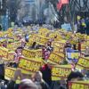 -대우조선 노동자들과 거제 시민대책위가 3월 22일 서울 세종로공원 앞에 모여 대우조선 매각 반대 집회를 열고, 정부가 책임질 것을 촉구하고 있다. 