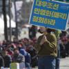 -대우조선 노동자들과 거제 시민대책위가 3월 22일 서울 세종로공원 앞에 모여 대우조선 매각 반대 집회를 열고, 정부가 책임질 것을 촉구하고 있다. 