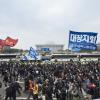 -3월 27일 오후 전국노동자대회에 참가한 1만여 노동자들이 노동법 개악 중단을 요구하며 국회 앞 행진을 하고 있다.