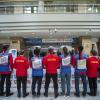 -서울대병원에서 일하는 정규직, 비정규직 노동자들이 모여 9년만에 파업에 나선 식당 노동자들을 응원하고 있다.