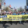 -4월 13일 오후 특수고용 노동자 총궐기를 마친 노동자들이 청와대를 향해 가두행진을 하고 있다. 