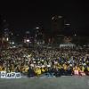 -4월 13일 오후 서울 광화문광장에서 열린 ‘세월호참사 5주기 기억문화제’에서 참가자들이 촛불과 핸드폰 불빛으로 어둠을 밝히고 있다.