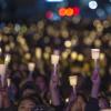 -4월 13일 오후 서울 광화문광장에서 열린 ‘세월호참사 5주기 기억문화제’에서 참가자들이 촛불과 핸드폰 불빛으로 어둠을 밝히고 있다.