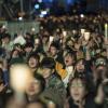 -4월 13일 오후 서울 광화문광장에서 열린 ‘세월호참사 5주기 기억문화제’에서 태극기 부대가 소음을 내며 다가오자 기억문화제 참가자들이 더 큰 함성을 지르고 있다. 