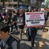 -대회를 마친 노동자들이 보신각 앞까지 행진을 하고 있다.