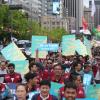 -집회를 마친 이주노동자들이 청와대 사랑채 앞까지 행진을 하고 있다.