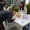-4월 28일 오후 서울 보신각 앞에서 열리고 있는 ‘2019 이주노동자 메이데이’집회에서 ‘난민과함께공동행동’ 활동가들이 난민법 개악 반대 서명과 앙골라 난민 루랜도 가족 후원 모금을 받고 있다.