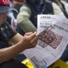 -집회 참가자들이 전국에서 투쟁하는 노동자들의 소식이 실린 <노동자 연대> 신문을 유심히 읽고 있다