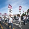 -집회 참가자들이 서울 도심을 행진하며 조건없는 ILO 핵심협약 비준을 요구하고 있다