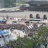 -퀴어퍼레이드 참가자들이 서울시청 광장을 출발해 종각역과 광화문을 지나 다시 시청 광장까지 돌아오는 행진을 하고 있다. 이날 행진은 서울 도심을 무지개빛으로 물들게 했다.