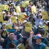 -연가·조퇴를 하고 모인 1000여 명의 교사들이 6월 12일 오후 청와대 앞에서 ‘전교조 법외노조 취소 거부하는 문재인 정부 규탄 전국교사결의대회’를 열고 있다. 