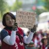 -6월 12일 오후 청와대 앞에서 300여 명의 한국도로공사 요금수납원 노동자들이 결의대회를 열고 집단해고를 규탄하고 직접고용을 촉구하고 있다. 