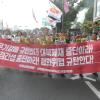 -대회 참가자들이 서울시청광장을 출발해 을지로를 지나 광화문사거리까지 행진을 하고 있다.