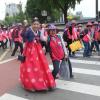 -외국인 관광이 총리공관 방향으로 행진하는 학교비정규직 노동자와 함께 “투쟁”을 외치며 사진을 찍고 있다.
