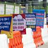 -7월 1일자로 대량 해고당한 톨게이트 수납원 노동자들이 “자회사가 아닌 직접고용”을 요구하며 한국도로공사 서울영업소 앞과 캐노피 위에서 농성을 하고 있다. 