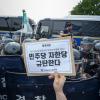 -금속노조가 7월 16일 서울 여의도 국회 앞에서‘노동법 개악 분쇄, 총파업 투쟁 승리 금속노조 결의대회’를 열고 있다. 