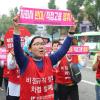 -청와대 앞에서 노숙농성을 하고 있는 민주노총 소속 톨게이트 요금수납노동자들이 서울정부청사 앞까지 행진을 하고 있다. 