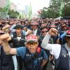 -본 대회가 끝나고 노동자들이 경찰 차벽 앞에서 연좌시위를 하며 경찰병력과 대치하고 있다.