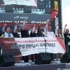 -8월 31일 전국의 화물 노동자 4000여 명이 서울 세종로 공원에 모여 ‘제대로 된 안전운임제 실시’를 촉구하며 총력투쟁 결의대회를 열고 있다.