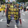 -‘9·21 기후위기 비상행동’ 참가자들이 서울 도심을 행진하고 있다.