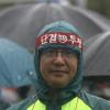 -태풍에 영향으로 많은 비가 내렸지만 가맹과 지역을 가리지 않고 2천여 명의노동자들이 결의대회에 참가 했다.