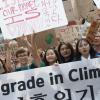-9월 27일 청소년들이 수업을 거부하고 거리로 나와 ‘기후를 위한 결석시위’를 열고 기후위기에 방관하는 무책임한 정부와 기업들을 규탄하고 있다. 