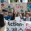 -9월 27일 청소년들이 수업을 거부하고 거리로 나와 ‘기후를 위한 결석시위’를 열고 기후위기에 방관하는 무책임한 정부와 기업들을 규탄하고 있다. 