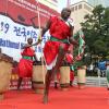-‘2019년 전국이주노동자대회’에서 문화공연으로 서아프리카 타악기팀 공연이 열리고 있다.