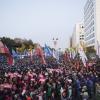 -전국노동자대회에 참가한 8만여 노동자들이 국회 앞 대로를 가득 메우고 있다