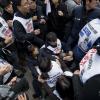 -기자회견을 마치고 서울시 관계자들이 김용균 분향소 설치를 방해해 충돌이 벌어지고 있다.