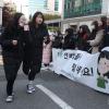 -14일 오전 수험생들이 후배들의 응원을 받으며 서울 중구 순화동 이화여자외국어고등학교 시험장으로 향하고 있다.