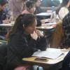 -14일 오전 서울 중구 순화동 이화여자외국어고등학교 시험장에 도착한 수험생들이 잔뜩 긴장된 모습으로 시험을 준비하고 있다.
