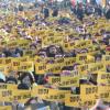 -11월 16일 오후 여의도 국회 앞에서 열린 ‘2019 한국노총 전국노동자대회’에서 노동자들이 팻말을 들고 구호를 외치고 있다.