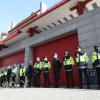 -경찰들이 주한 중국대사관 앞을 지키고 있다.