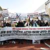 -11월 19일 오전 학생·청년들이 서울 중구 주한 중국대사관 앞에서 ‘홍콩 항쟁을 지지하는 학생·청년 기자회견’을 열고 구호를 외치고 있다.