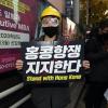고글과 헬멧 쓴 참가자-한 참가자가 홍콩시위대처럼 마스크, 고글, 헬멧을 쓰고 팻말을 들고 홍콩 항쟁을 지지하고 있다.