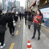-천막 농성투쟁 중인 세종호텔노조 노동자들이 세종호텔을 지나는 행진 참가자들에게 손을 흔들며 지지를 보내고 있다.