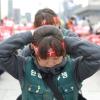 -‘민주노총 결의대회’에 참가한 톨게이트 노동자가 머리띠를 매고 있다.