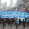 -12월 7일 오후 사람들이 광화문광장에 모여 ‘이석기 의원 석방대회’를 열고 있다.