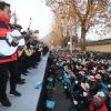 -이석기 의원 석방 대회에 참가한 사람들이 청와대 앞에서 노래를 부르고 있다.