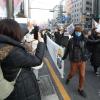 -명동을 지나던 외국인들이 행진하는 학생·청년들에게 손을 흔들며 지지를 보내고 있다.