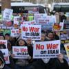 -1월 18일 오후 광화문광장 미대사관 앞에서 열린 ‘미국의 이란에 대한 전쟁행위 규탄 파병 반대 평화행동’ 집회에서 72개의 시민·사회·노동단체 소속 참가자들이 구호를 외치고 있다.